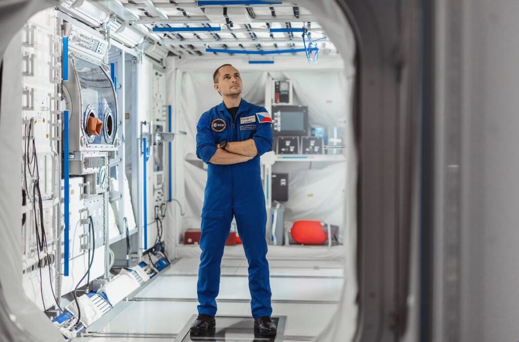 Armádní bojový pilot Aleš Svoboda před pár dny oficiálně zakončil první ze tří fází výcvikového programu záložního týmu astronautů Evropské kosmické agentury (ESA) v Kolíně nad Rýnem.